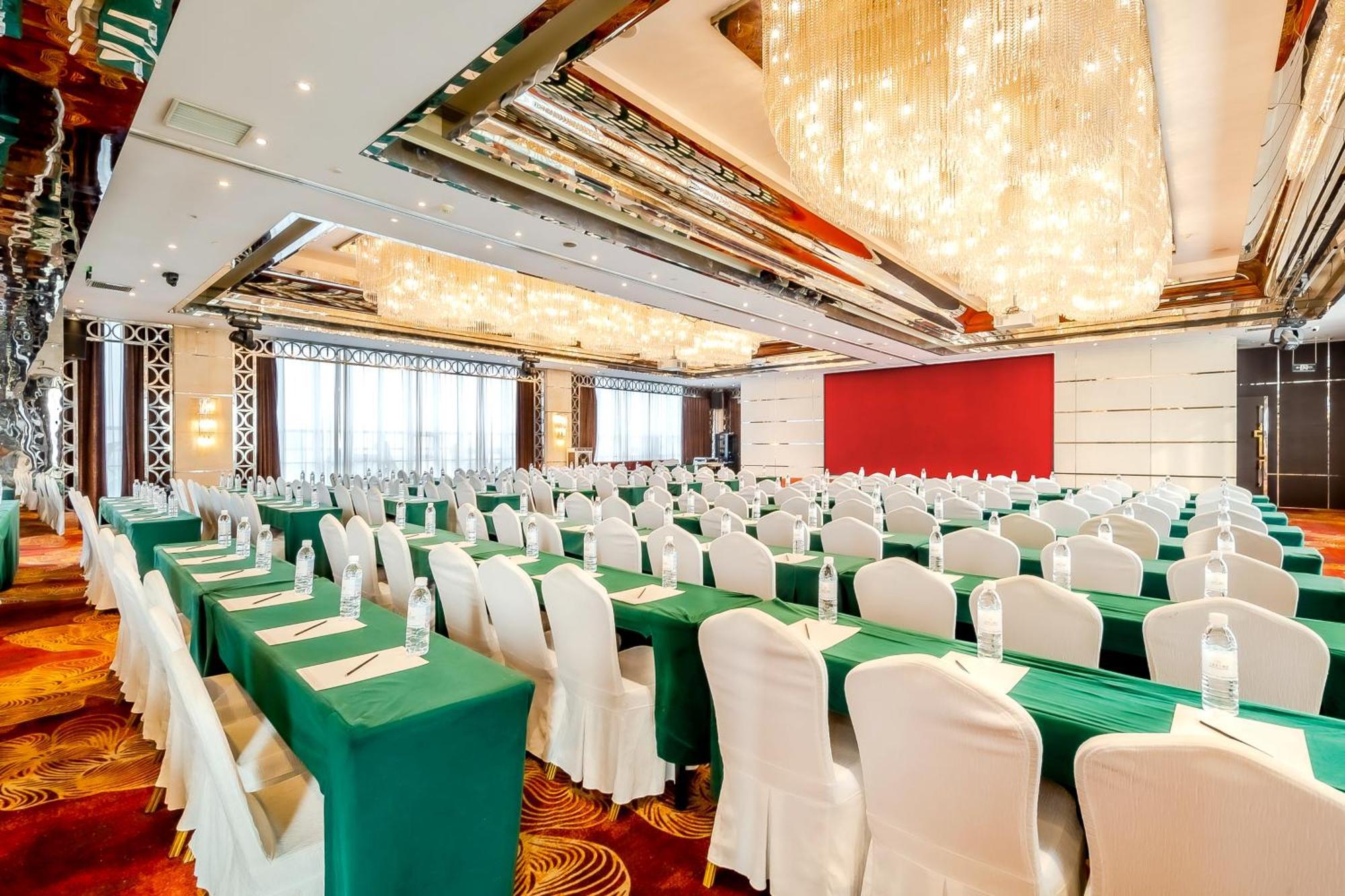 Celebrity Upper Class Hotel Чънду Екстериор снимка