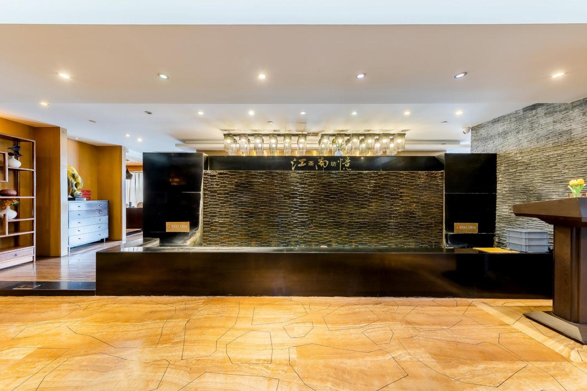 Celebrity Upper Class Hotel Чънду Екстериор снимка