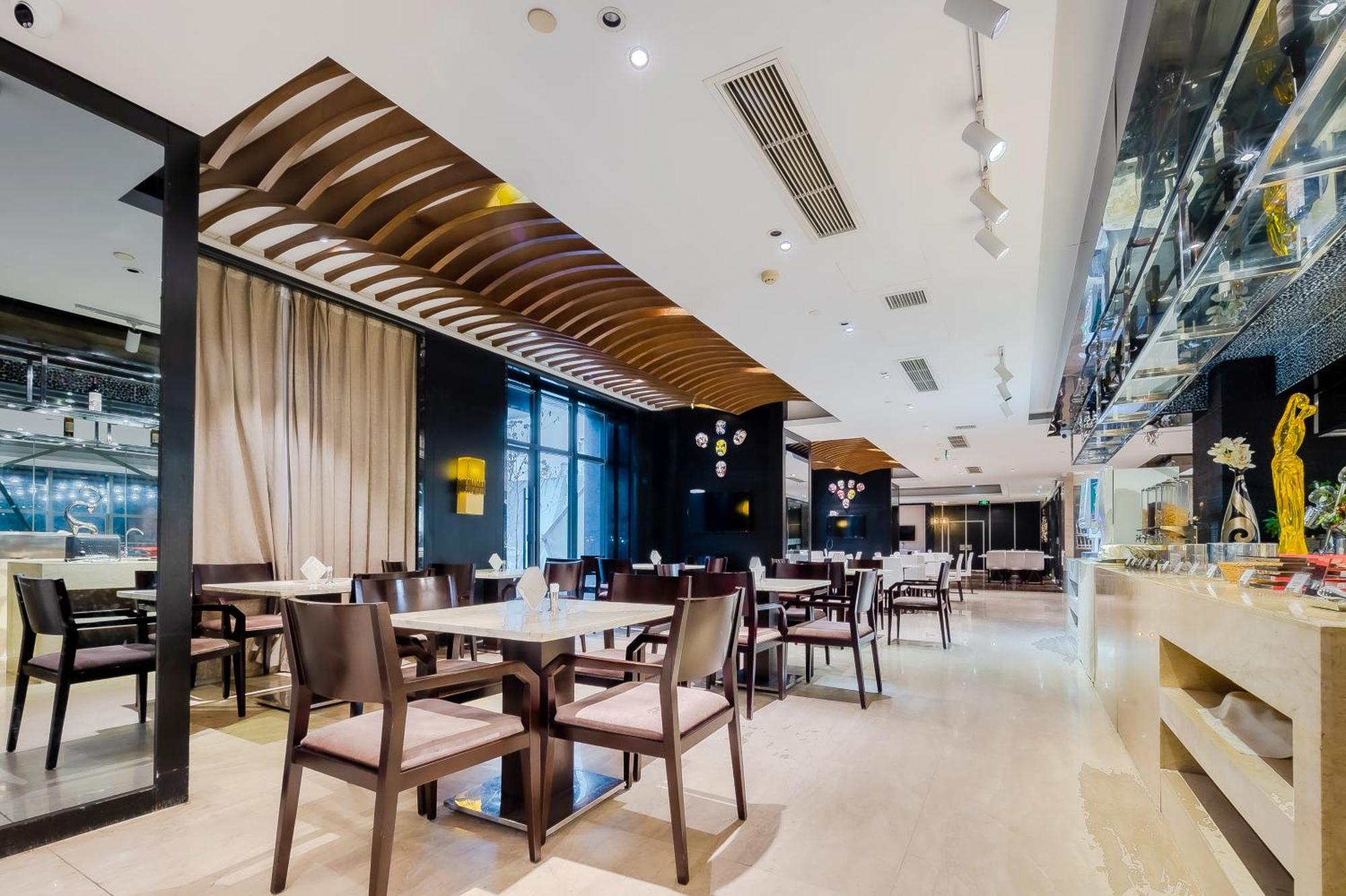Celebrity Upper Class Hotel Чънду Екстериор снимка