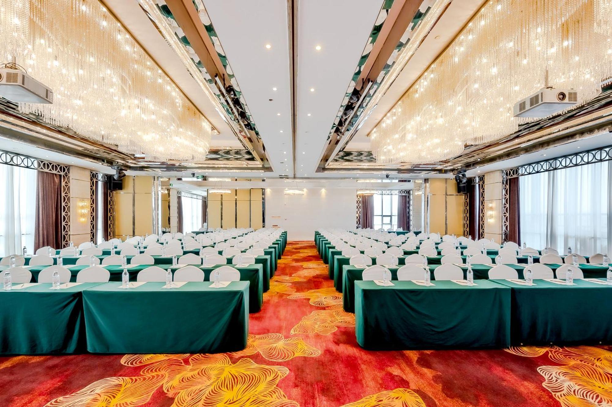 Celebrity Upper Class Hotel Чънду Екстериор снимка
