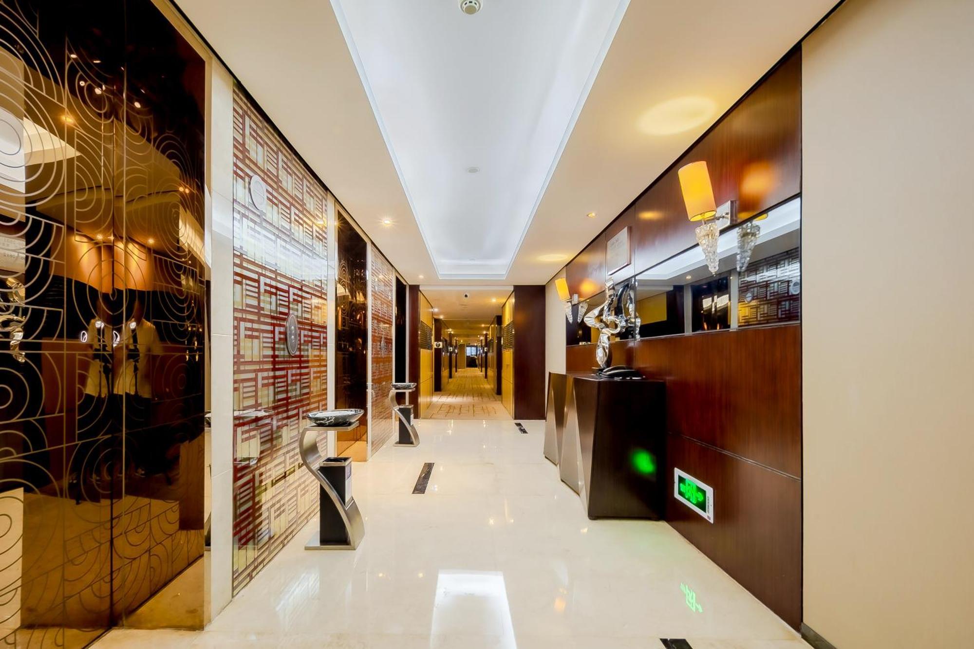 Celebrity Upper Class Hotel Чънду Екстериор снимка