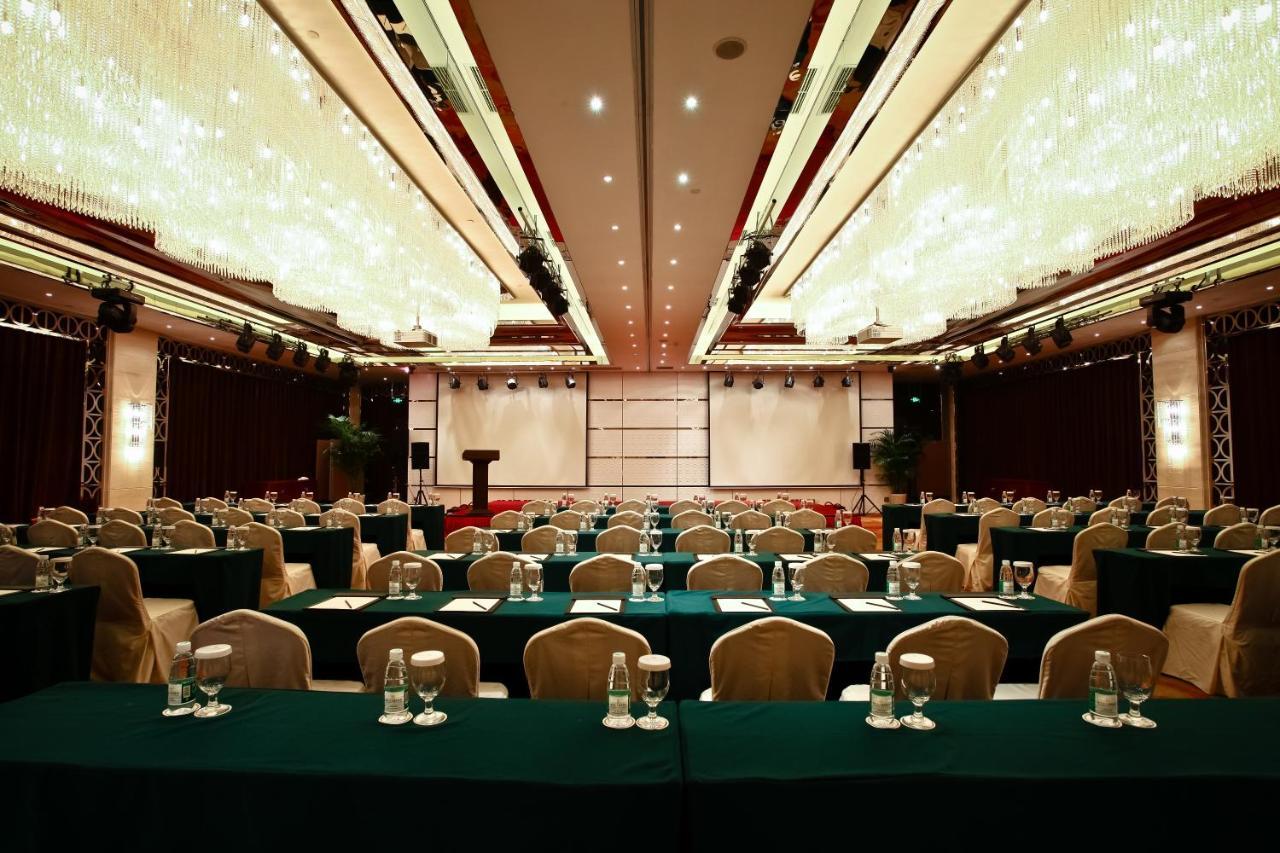 Celebrity Upper Class Hotel Чънду Екстериор снимка