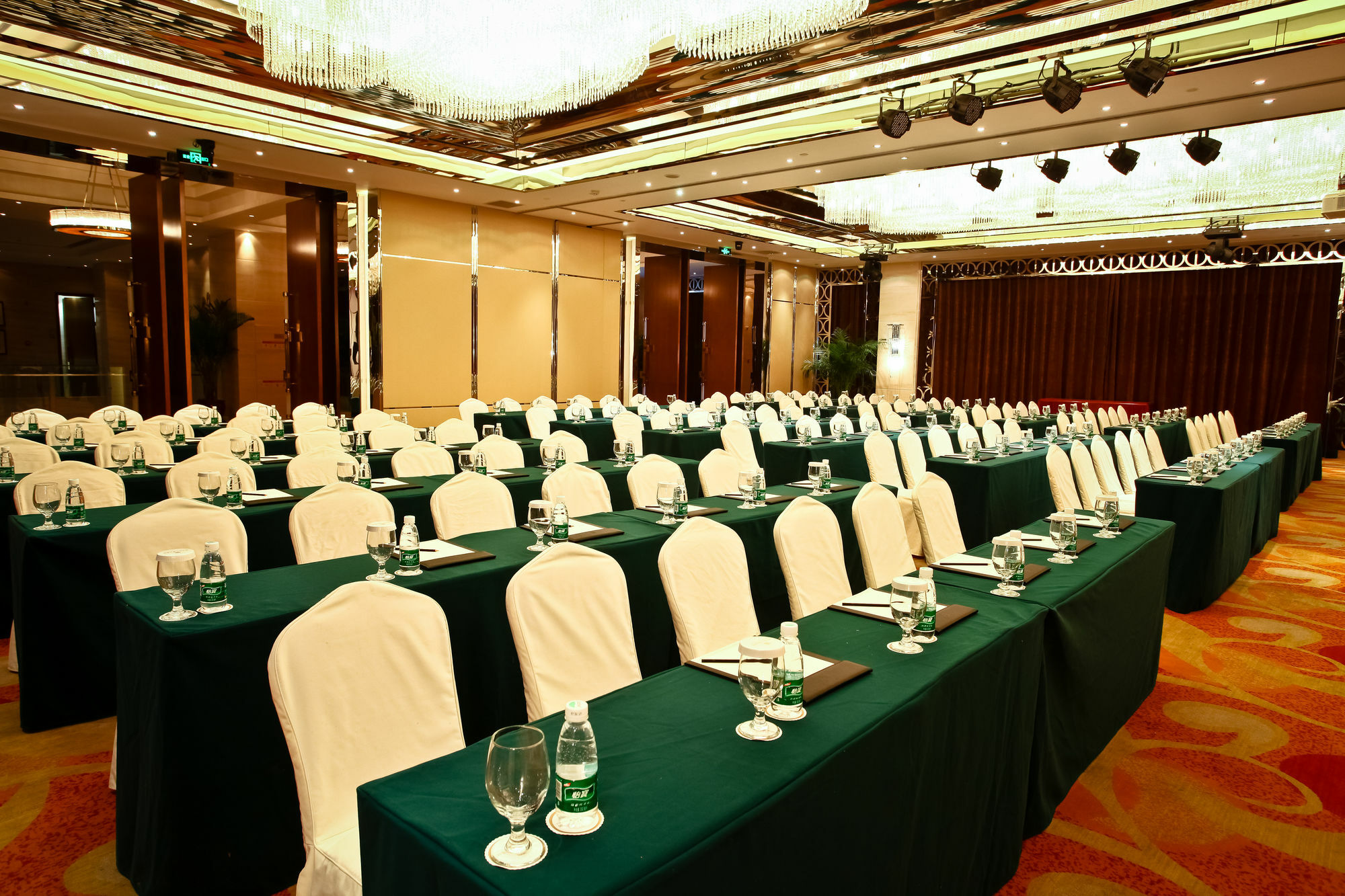 Celebrity Upper Class Hotel Чънду Екстериор снимка