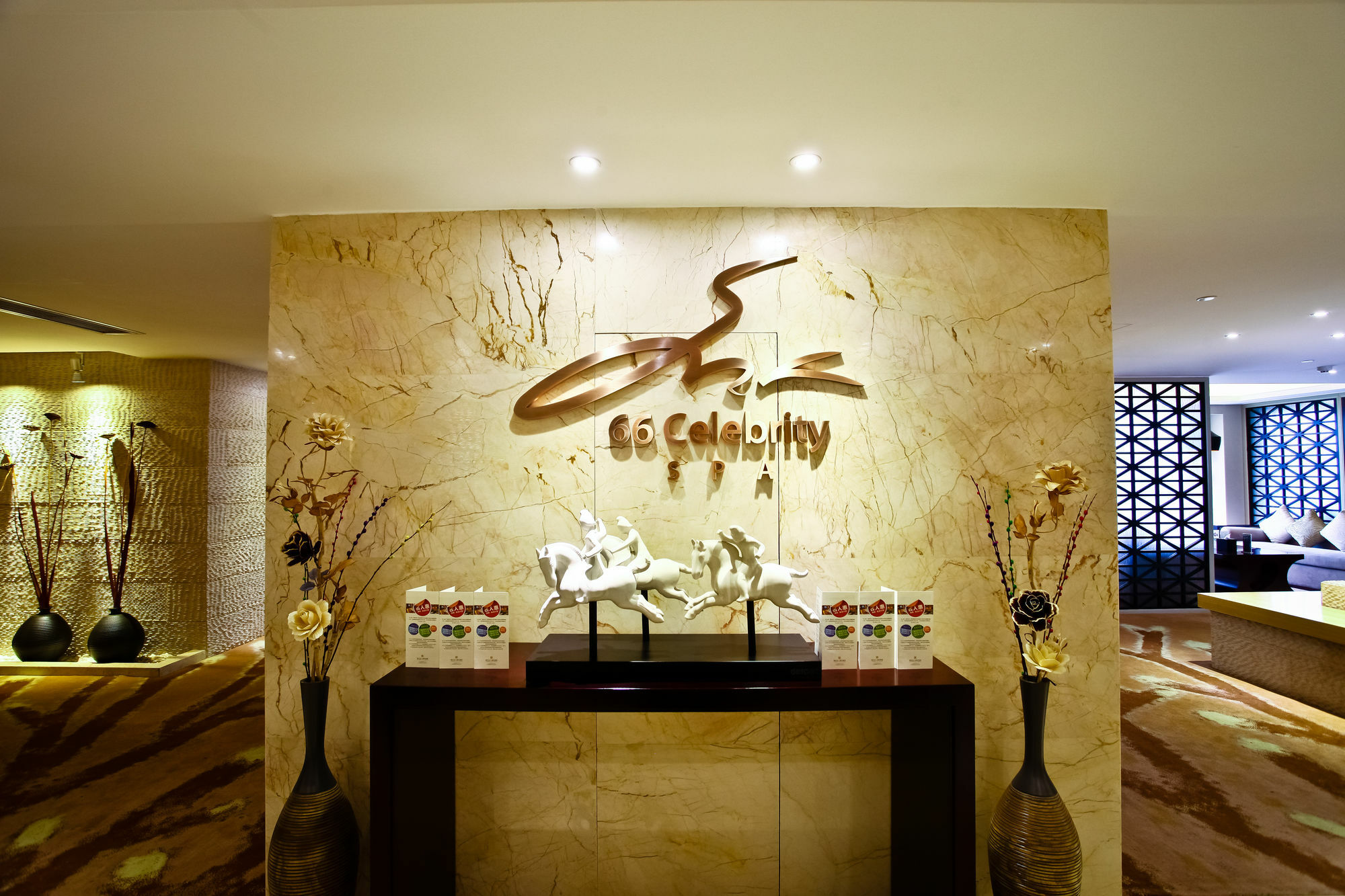 Celebrity Upper Class Hotel Чънду Екстериор снимка